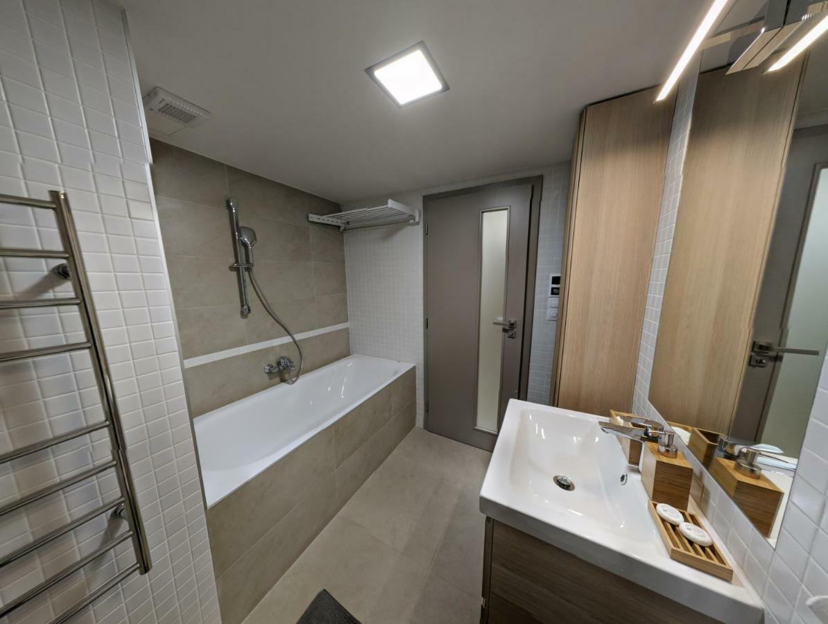 Ap10 - Apartments 4U Brezinova "Overnight Simply" Hradec Králové Eksteriør billede