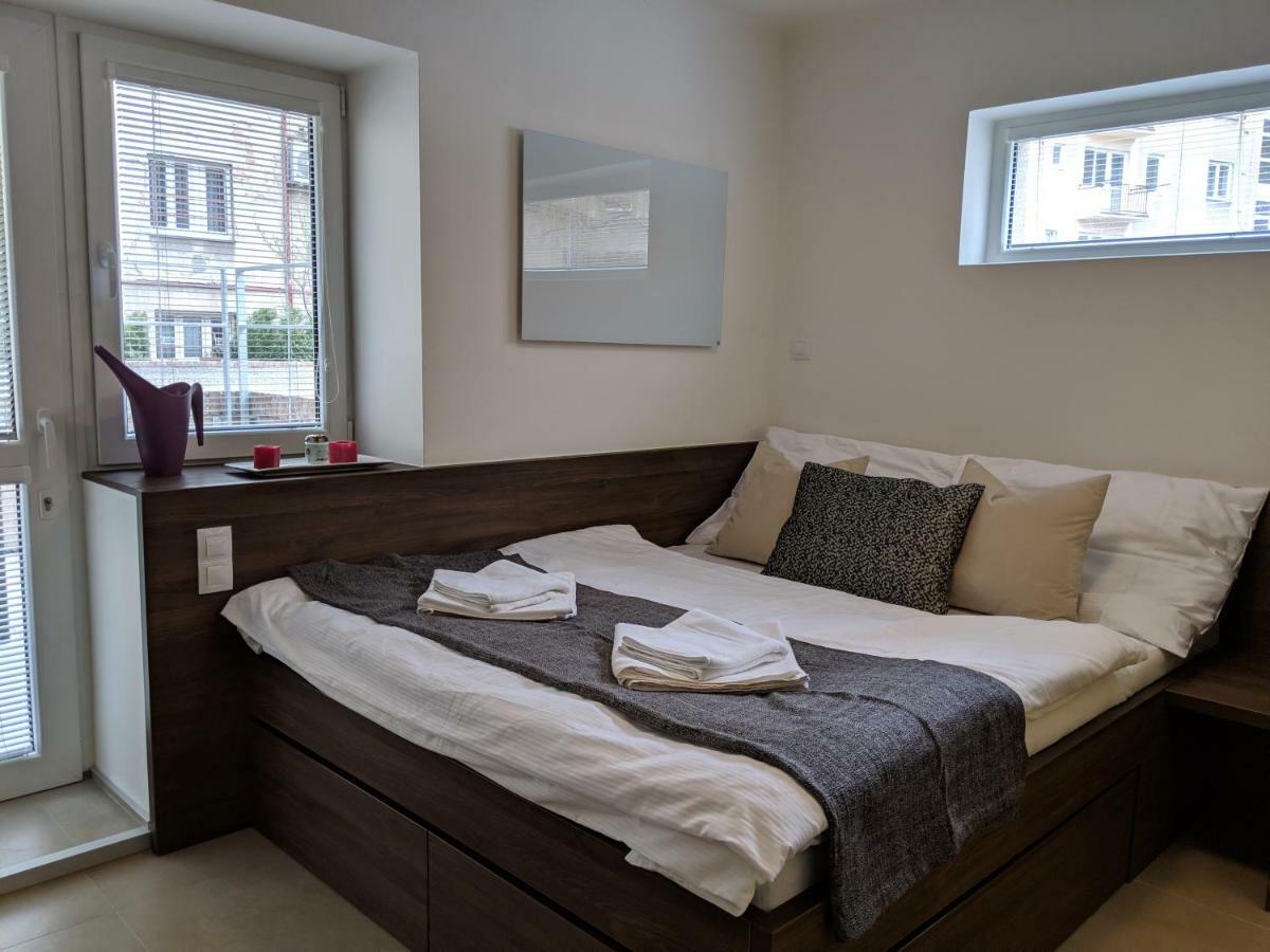 Ap10 - Apartments 4U Brezinova "Overnight Simply" Hradec Králové Eksteriør billede