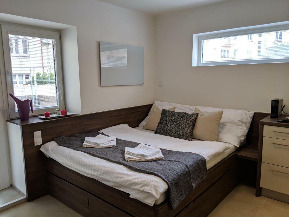 Ap10 - Apartments 4U Brezinova "Overnight Simply" Hradec Králové Eksteriør billede